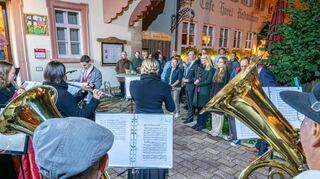 Vor dem Rathaus gab die Musikkapelle der verabschiedeten Ortsvorsteherin ein kleines Standkonzert.