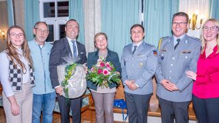 Verabschiedung im Markelsheimer Rathaus: Claudia Kemmer (Mitte) mit ihrem Nachfolger Andreas Lehr (Dritter von links), Major Igor Popov und Oberstabsfeldwebel Marco Krug (Dritter und zweiter von rechts) sowie ihren Töchtern Wiebke (links), Ilka (rechts) und Ehemann Rudolf (Zweiter von links).