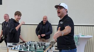 Ein Profi verliert: Stargast Oktay Mann (Tischkicker-Weltmeister 2006, rechts).
