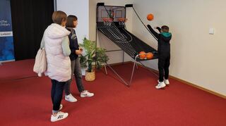 Mit vielen interaktiven Elementen (wie hier der Basketballwurfanlage) wurde die Ausbildungsmesse aufgelockert.