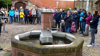 Einblicke in die Boxberger Stadtgeschichte bekamen die rund 70 Teilnehmer der Auftaktveranstaltung für die 17. Taubertäler Wandertage unter fachkundiger Führung von Stadtarchivar Dr. Dieter Thoma (links) auf der rund fünf Kilometer langen Rundwanderung zu kulturellen und touristischen Geheimtipps.