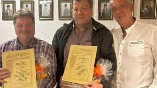 Oberschützenmeister Henry Schönfeld (rechts) hat Wolfgang Groß (links) und Armin Schweizer zu Ehrenschützen- und Ehrenoberschützenmeister ernannt. Die beiden sind seit 25 Jahren für die Schützengesellschaft Adelsheim aktiv.