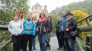 Im Rahmen der Taubertäler Wandertage führte Herbert Alexander Gebhardt (rechts) die Gruppe auf dem Wein-Tauber-Wanderweg.