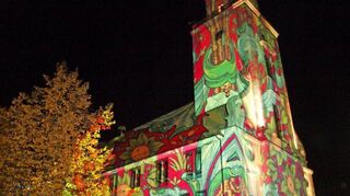Die Türme in der Innenstadt erstrahlen im festlichen Glanz, während die Straßen von Musik, Theater und vielen weiteren Darbietungen belebt werden.