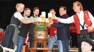 Mit einem Prosit der Gemütlichkeit den ersten Schluck genießen.