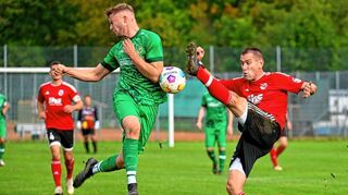 Das muss wehgetan haben: Der 1. FC Umpfertal (grüne Trikots) verliert gegen Grünsfeld deutlich mit 1:6.