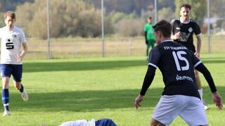 Bauchlandung: Nicht nur Felix Schmidt ist am Sonntag gegen den FSV Schwaigern gestrauchelt, sondern die komplette SGM Markelsheim/Elpersheim: Das Heimspiel ging mit 1:2 verloren.