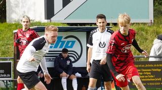 Enteilt ist der FC Eichel (in Rot) im Derby dem SV Nassig II. Die Mannschaft von Trainer Ferat Demir gewann souverän mit 3:0.