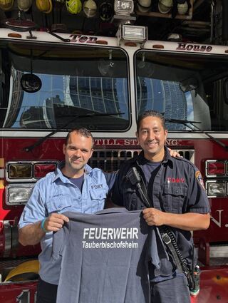 New Yorker Feuerwehrmänner mit dem T-Shirt der Tauberbischofsheimer Wehr.