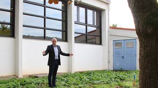 Ortsvorsteher Detlef Heidloff erläutert das nächste große Bauvorhaben in Edelfingen: Hier hinter der Turnhalle entsteht der Neubau des Jugendclubs, der am 19. Oktober sein 50-jähriges Bestehen feiert.