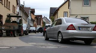 Um die Wohn- und Aufenthaltsqualität zu steigern, soll die Theobaldstraße verkehrsberuhigt werden mit dem Ziel, den „unnötigen Durchgangsverkehr auf die Bundesstraße zu verlagern“, so der Wunsch von Ortschaftsrat und Ortsvorsteher Heidloff.