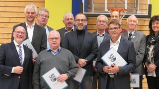 Neun langjährig ehrenamtlich Engagierte wurden von Bürgermeister Roger Henning im Namen des Gemeinderats mit der Bürgermedaille ausgezeichnet.