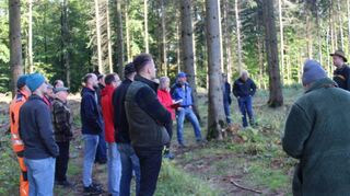 Gemeinderäte und Bürger lauschten bei der Waldbegehung interessiert den Ausführungen von Revierleiter Michael Häffner.