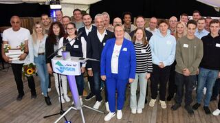 Erweiterung gefeiert: Die Firma Naser feierte am Samstag offiziell die Einweihung ihrer neuen Geschäftsräume. Firmenchef Udo Naser (Zehnter von links) würdigte dabei die Mitarbeiterinnen und Mitarbeiter als „bestes Kapital“ des Betriebs. Die Firma befindet sich in fünfter Generation in Familienhand.