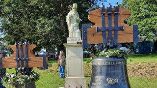 Die Glocken auf dem reichlich geschmückten Festwagen, dahinter die 2022 enthüllte Nikolausstatue, die von Bischof Holub gesegnet wurden.