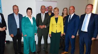 Stiftergala Heilbronn Franken: Zur ersten Stiftergala der Bürgerinitiative „pro Region“ kam auch der stellvertretende Ministerpräsident von Baden-Württemberg, Innenminister Thomas Strobl (Vierter von links). Sowohl der Politiker als auch die Vorsitzende der Bürgerinitiative, Friedlinde Gurr-Hirsch (Vierte von rechts) und der Vorstandsvorsitzende der Stiftung Würth, Johannes Schmalzl (rechts), unterstrichen in ihren Ansprachen die Wichtigkeit und die Notwendigkeit der Arbeit der zahlreichen gemeinnützigen Stiftungen im Land.