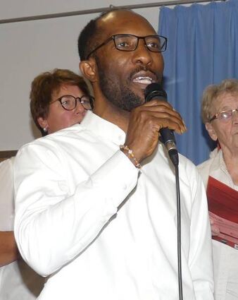 Pfarrer Francis Chukwudi wirkte als Solist im Kirchenchor mit.