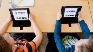 Schüler mit ihren Tablets.