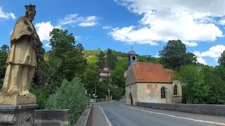 Die Wolfgangskapelle ist an der 1345 errichteten Wolfgangsbrücke im Norden Bad Mergentheims gelegen. St. Johannes Nepomuk steht auf einem Sockel mit der rätselhaften Jahreszahl 1503; seine Verehrung begann aber erst zu Beginn des 18. Jahrhunderts.