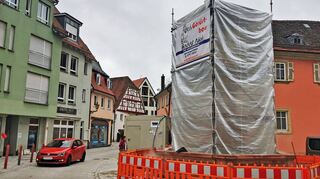 Über den Gänsmarkt darf vom Ledermarkt kommend wieder gefahren werden. Der Brunnen wird gerade instand gesetzt.