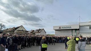 Um sie geht es: Die 350 Mitarbeiter von „Magna PT“ am Standort Rosenberg. Ihnen wurde am Montag mitgeteilt, dass das Werk womöglich Ende 2026 geschlossen wird. Eine endgültige Entscheidung soll im Oktober 2025 fallen.