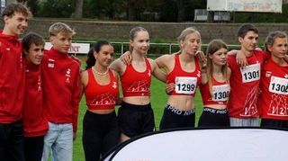 Die U16-Mixed-Mannschaft der LG Hohenlohe wurde Württembergischer Vizemeister. Unser Bild zeigt von links: Elias Ruess, Lukas Frank, Maximilian Schaaf, Martina Ghidell, Lara Blagojevic, Hellena Hugenberg, Mona Menikheim, Volodymyr Panchenko, Clemens Pohlan und Trainer Bruno Ledwig.