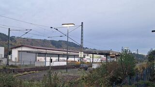 Der „halbe“ Bahnhof in Königshofen gehört zu jenen vier Haltestellen entlang der Frankenbahn zwischen Lauda und Osterburken, für die es nun einen zeitlichen Fahrplan für deren Modernisierung sowie eine Vereinbarung zu den Investitionen gibt. Bis Ende des Jahres, wenn das Thema die betreffenden Gemeinderäte und Kreistage passiert hat, sollen die entsprechenden Verträge unterzeichnet werden.