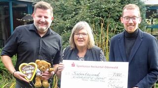 Spendenübergabe mit Schulleiter Patrick Schmid, Felizitas Zürn (Vorsitzende des Vereins Ambulanter Kinderhospiz-Dienst Neckar-Odenwald-Kreis) und dem Organisator des Spendenlaufs, Sebastian Reichert.