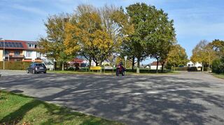Am Ortseingang von Herbsthausen (von Riedbach kommend) könnte ein neuer Kreisverkehr viele Querungs-Probleme lösen. Oberbürgermeister Glatthaar befürwortet die Idee.