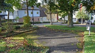 Links: Die Grünzone zwischen Edelfinger Rathaus und Bundesstraße ist ungenutzt. Sie könnte verschönert werden. Rechts: Die Ortsdurchfahrt Neunkirchen – hier sollte laut Experten eine Umgestaltung erfolgen.