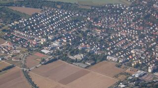 Blick auf das Weberdorf am Stadtrand von Bad Mergentheim. Der Kauf eines größeren Grundstücks dort markiert einen Meilenstein in der Anfangsphase der Wohnungsbaugenossenschaft.