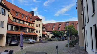 Neubau des Johanniterhofs 1985 und aktueller Blick hinein (unten). Mit Bauprojekten wie diesem prägte die Kreisbau das Stadtbild entscheidend mit.