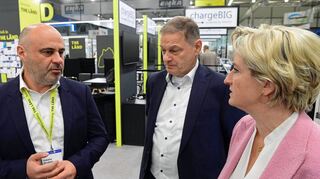 Slobodan Obradovic (links) von der Firma Ansmann im Gespräch mit Baden-Württembergs Wirtschaftsministerin Nicole Hoffmeister-Kraut. Die Politikerin zeigt sich begeistert von den innovativen Ideen und Produkten des Weltmarktführers aus Assamstadt.