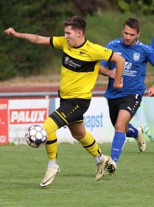 Dem 1, FC Igersheim (in Gelb) droht selbst bei einem eigenen Sieg der Verlust der Tabellenführung.