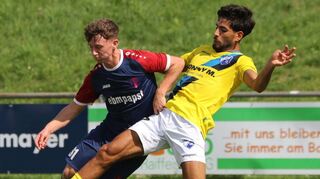 Der FSV Hollenbach (im Bild links Luke Knapp) hat auswärts in dieser Saison noch nicht gewonnen. Beim 1:1 in Aalen zeigte das Team jedoch deutlich aufsteigende Tendenz.