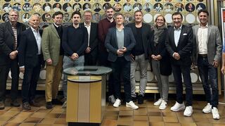 Neuwahlen standen im Mittelpunkt der Mitgliedervrsammlung des FC Tauberbischofsheim (von links): Klaus Dieter Rupp (Präsident FC a.D.), Dieter Lammer (Vizepräsident Sport International DFB), Benjamin Denzer (Präsident DFB), Richard Schmidt (neuer Vorstand), Professor Dr. D. Hilpert (Vorstand Beirat), André Hoch, Marc Heirich, Jochen Weigand, Simone Bauer (neuer Vorstand), Professor Dr. Wolfgang Reinhard MdL & Vorsitzender GFFC, Joachim Braun (GFFC & LSV), Ulrich Eifler (ehemaliger Vorstand). Es fehlt Achim Neuhäuser (ehemaliger Vorstand).