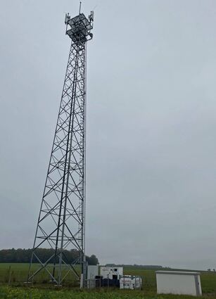 Der Mobilfunkmast zwischen Glashofen und Wettersdorf sendet mit Hilfe eines Stromaggregats wieder.