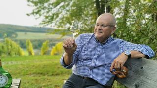 Bernhard Schneider genießt auf der Spitze des „Kapf“ den Blick über den Weinberg und Dertingen bei einem Schluck „Ortsvorsteherwein“.