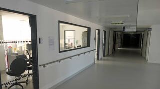 Bald wird in die Gänge der ehemaligen Rotkreuzklinik wieder Leben einkehren. Zur Zukunft mit dem Bürgerspital gab es viele Bürgerfragen.