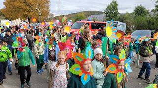 Bemerkenswert ist die starke Präsenz der Kindergärten und Schulen von Krautheim. Diese sind mit teils sehr großen Gruppen beim Umzug dabei.