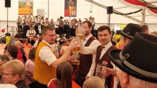 Im Zelt gute Stimmung mit der Musikkapelle Krautheim, davor sorgen verschiedene Fahrgeschäfte wie Karussell oder Boxauto für beste Unterhaltung bei den Jüngeren.