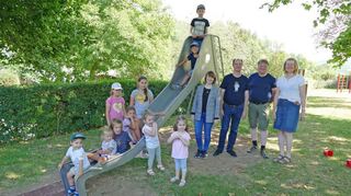 Große Freude herrscht in Deubach über die neue Rutsche am Spielplatz, die von Luisa Müller (Belelectric), Bürgermeister Dr. Lukas Braun, Ortsvorsteher Peter Renner und Ortschaftsrätin Anita Spinner eröffnet wurde.