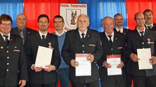 Ehrungen: Rüdiger Schuch, Walter Gellner, Friedbert Schulz und Andreas Hemberger (mit Urkunden, von links) wurden für ihren langjährigen Feuerwehrdienst ausgezeichnet.