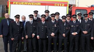 Fahrzeugweihe: Die Mitglieder der Heidersbacher Feuerwehr freuten sich mit ihren Ehrengästen über ihr neues Einsatzfahrzeug.