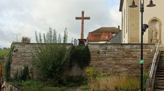 Die Bepflanzung des Vorplatzes am Denkmal der Gefallenen der beiden Weltkriege wird erneuert.