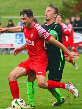 Da kommt Oberwittstadt (schwarze Trikots) nicht mehr ran. Der TSV verliert gegen Gommersdorf mit 0:4.