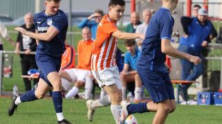 Die SpG Markelsheim/Elpersheim II (im orangefarbenen Trikot) und der SV Wachbach II trennten sich in der B7 mit einem 1:1-Unentschieden.