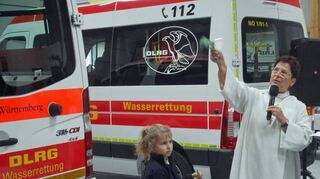 Gemeindereferentin Claudia Beger segnete die neue Halle und betonte die Wichtigkeit des Neubaus.