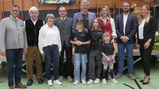 Zur Verabschiedung von Nico Hofmann als Ortsvorsteher (Fünfter von links mit Gattin und Kindern) waren auch (von links) Minister Peter Hauk, Klaus Biermann, Ortsvorsteher von Lich-Eberstadt, Regina Schüßler, Sprecherin der Ortsvorsteher, Bürgermeister Roland Burger und Beigeordneter Benjamin Laber gekommen. Hofmanns Nachfolgerin Ortsvorsteherin Esther Vasko (rechts) führte durch die Veranstaltung.