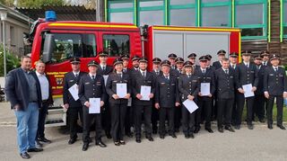 Feuerwehrmänner und Feuerwehrfrauen wurden beim Feuerwehrfest in Wenkheim im Beisein von Bürgermeisterstellvertreter Christian Freisleben (links) und Wenkheims Ortsvorsteher Harald Meyer befördert oder in neue Positionen eingewiesen.